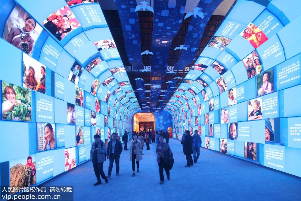 参观“大美中国”影像长廊。 （陈晓根/人民图片）