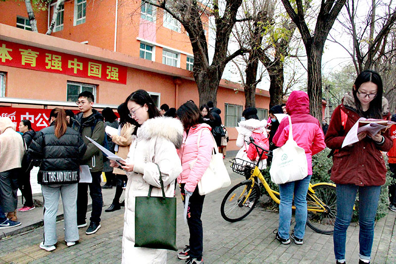 考生考试前还在翻看考试资料。陈艺娴/摄。