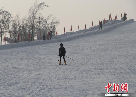新疆五家渠冰雪旅游季启幕助力冬季旅游
