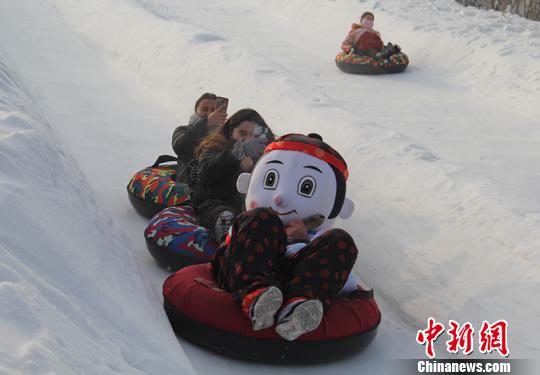 游客体验冬季冰雪旅游乐趣。戚亚平 摄