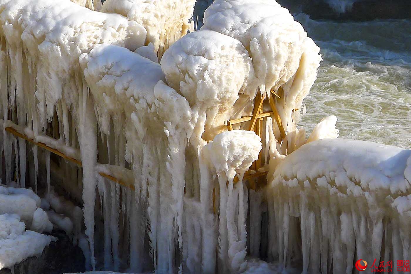 中国黄河壶口瀑布现冬季奇观十里龙槽浮满冰凌宛如巨龙 - 图说世界 - 龙腾网