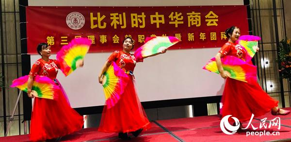 当地华人文艺爱好者在就职典礼上表演舞蹈。记者任彦摄