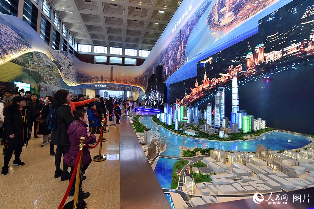 2月1日，小观众们正在参观上海陆家嘴模型。（人民网记者 翁奇羽 摄）