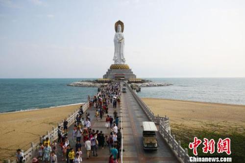 资料图:2月10日大年初六,三亚南山景区游人如织。陈文武 摄