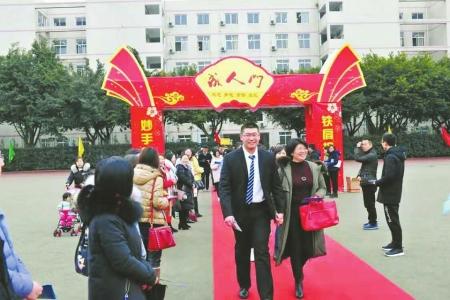 曾沐岭森与妈妈在成人仪式上。 曾沐岭森与妈妈在成人仪式上。
