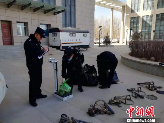 图为格尔木市森林公安局工作人员对野生动物制品称重。李莎莎 摄 图为格尔木市森林公安局工作人员对野生动物制品称重。李莎莎 摄