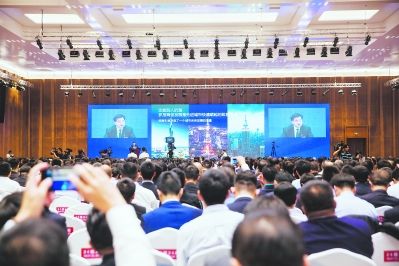 省委常委、厦门市委书记胡昌升在厦门首届全市招商大会上向全球客商倾情推介厦门。 省委常委、厦门市委书记胡昌升在厦门首届全市招商大会上向全球客商倾情推介厦门。