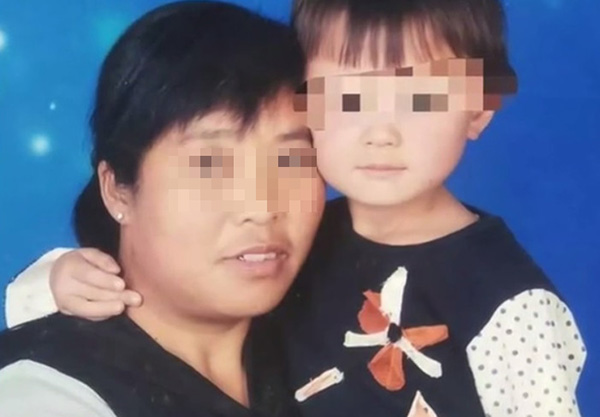 被羁押前的任艳红和孩子在一起