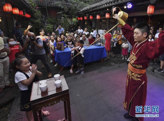 (民生直通车·“夜经济”·图文互动)(2)火锅+川剧:市井烟火里的成都“夜经济”密码