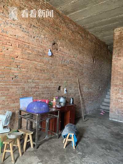 周风一家住在清水砖房里,家徒四壁.jpg 周风一家住在清水砖房里,家徒四壁.jpg