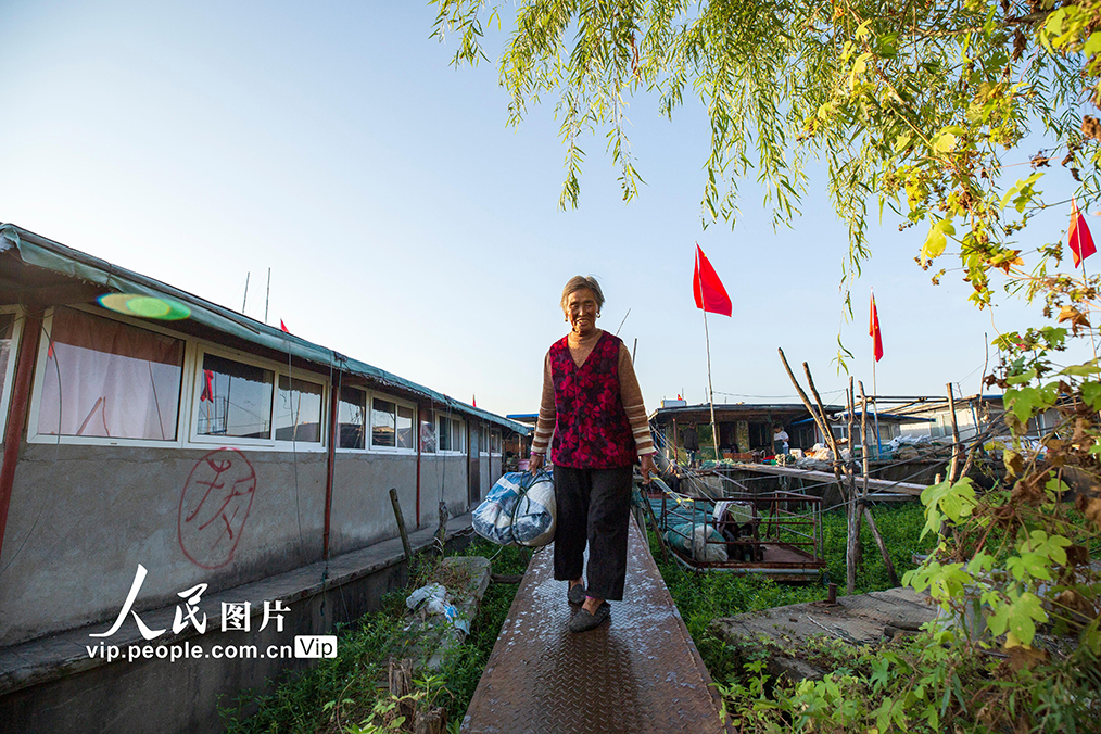 江苏淮安：渔民撤离湖区 洪泽湖10年禁渔开始